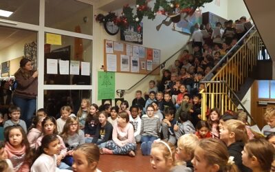 Eindrücke der Adventsfeiern mit allen Klassen im Treppenhaus