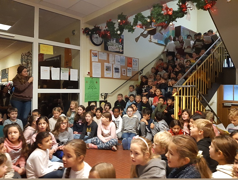 Eindrücke der Adventsfeiern mit allen Klassen im Treppenhaus