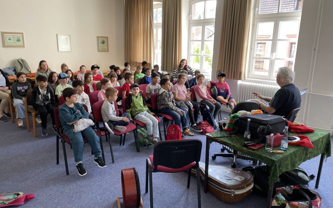 Zauberhafte Märchen mit Musik und Magie – ein besonderer Vormittag in der Stadtbibliothek Merzig