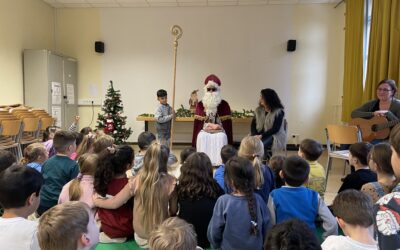 Nikolaus besucht die Grundschule Sankt Josef